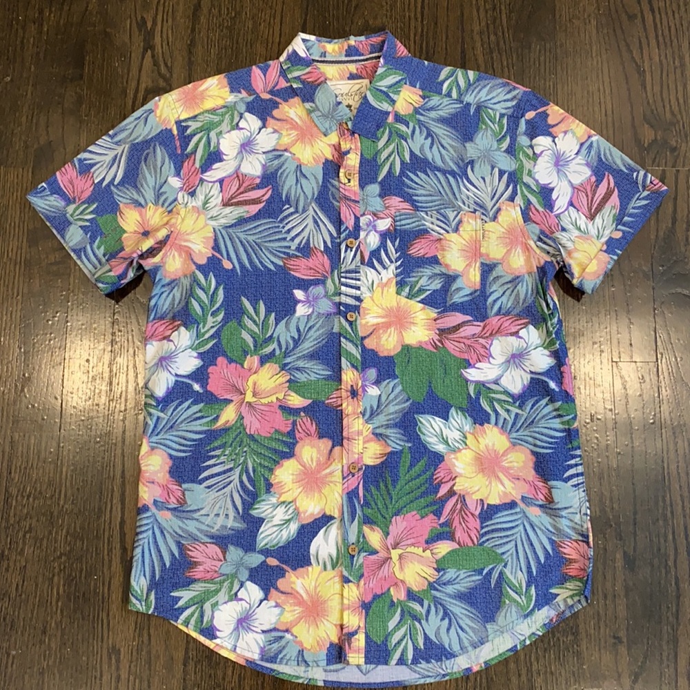 NWOT men’s SOULSTAR floral shirt sleeve button down. Size large.